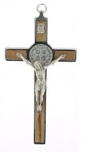 Croix Saint Benoît métal argenté sur bois clair