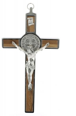 Croix Saint Benoît métal argenté sur bois clair